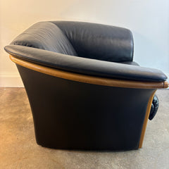 Ekornes Black Leather Arm Chair with Teak Wood Trim and Attached Seat Cushions, Sku 034107