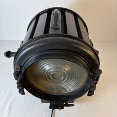 Mole-Richardson, England Ltd. Vintage Film Light, Two Light Bulbs, Cerca 1940s: Sku: 033581