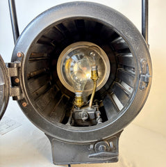 Mole-Richardson, England Ltd. Vintage Film Light, Two Light Bulbs, Cerca 1940s: Sku: 033581