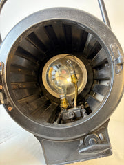 Mole-Richardson, England Ltd. Vintage Film Light, Two Light Bulbs, Cerca 1940s: Sku: 033581