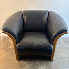Ekornes Black Leather Arm Chair with Teak Wood Trim and Attached Seat Cushions, Sku 034107