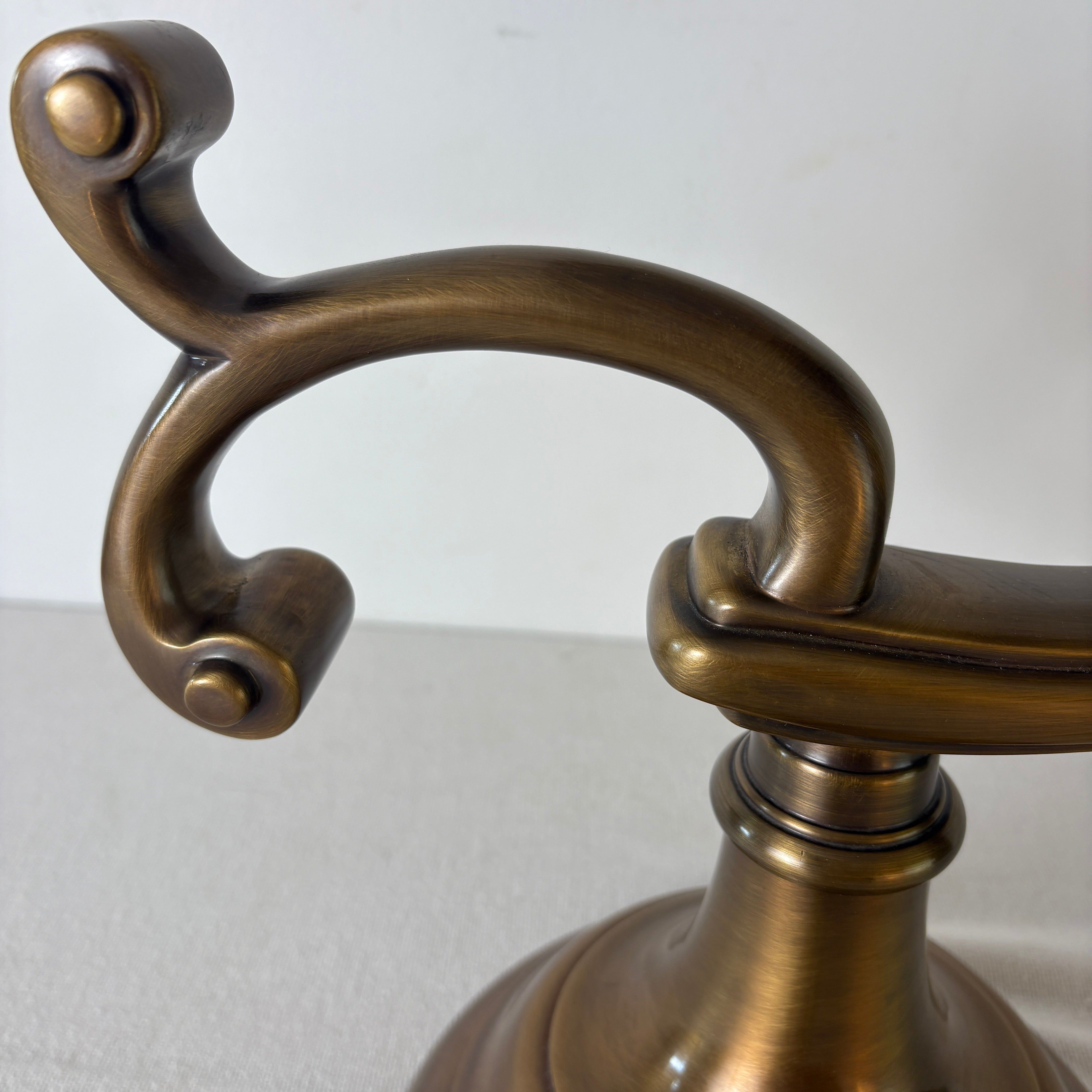 Chapman and Meyers Antique Brass Off-set Table Lamp, Sku 033040
