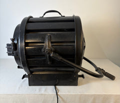 Mole-Richardson, England Ltd. Vintage Film Light, Two Light Bulbs, Cerca 1940s: Sku: 033581